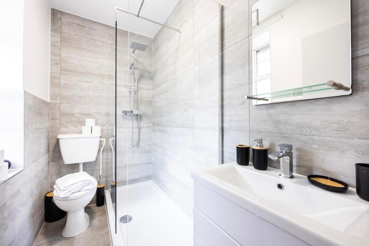 New 1 Bed Zone 2 Ideal For Contractors Free Parking & Near Uber Boat Pier , Long Welcome , Offers Apartment London