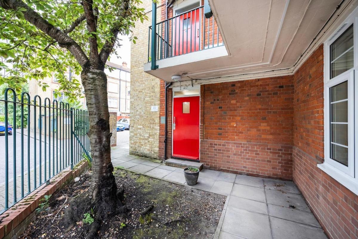 New 1 Bed Zone 2 Ideal For Contractors Free Parking & Near Uber Boat Pier , Long Welcome , Offers *