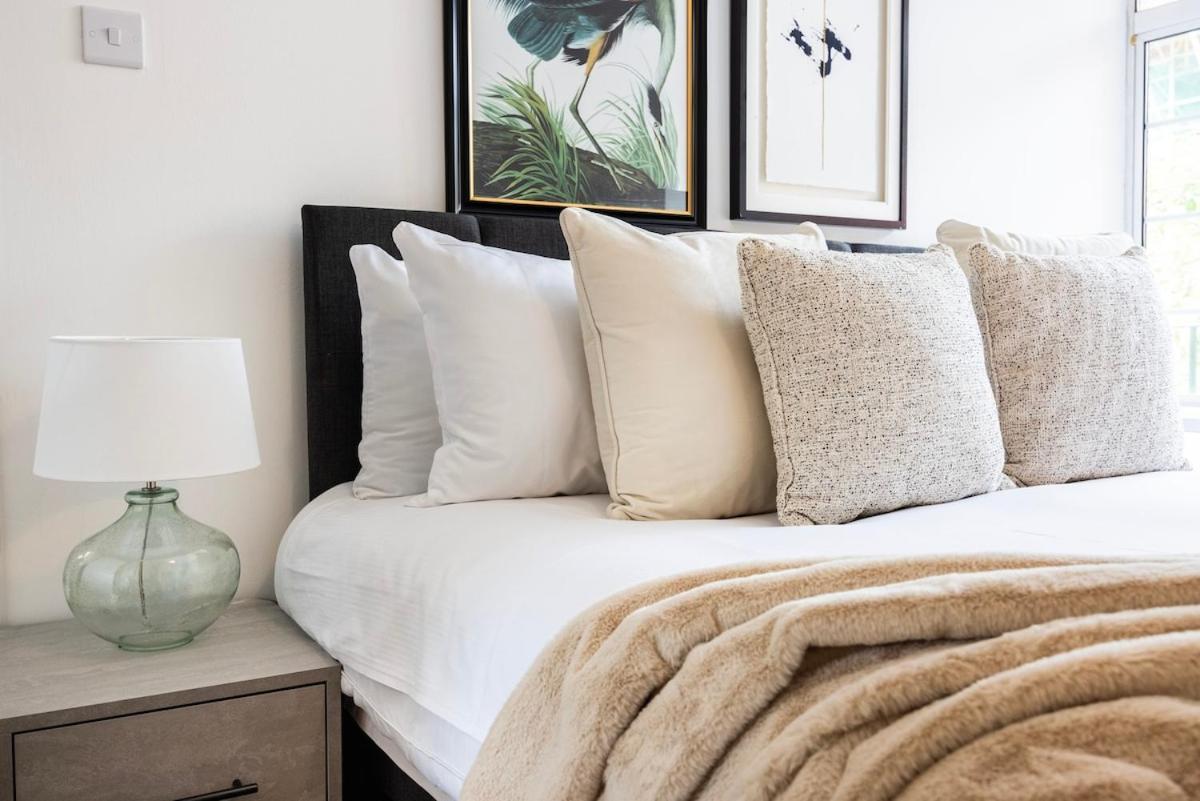 New 1 Bed Zone 2 Ideal For Contractors Free Parking & Near Uber Boat Pier , Long Welcome , Offers